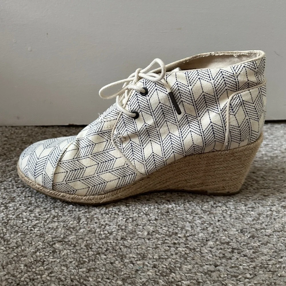 TOMS Desert Chevron Cream Blue Espadrilles Lace-Up Ankle Wedges Women’s Size 9